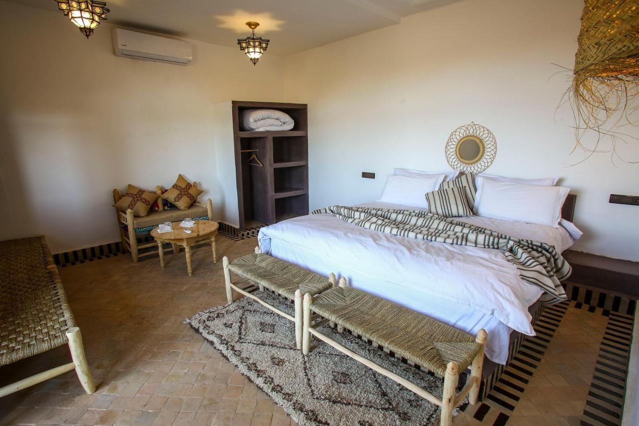 Riadsuerteloca Merzouga Hassilabied エクステリア 写真 A bedroom in a luxury desert camp