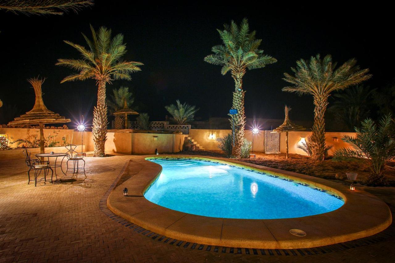 Riadsuerteloca Merzouga Hassilabied エクステリア 写真 A swimming pool at night