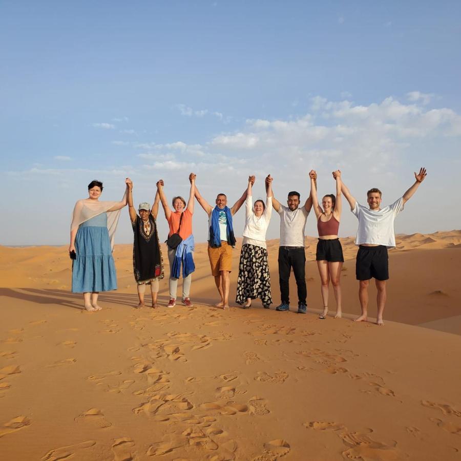 Riadsuerteloca Merzouga Hassilabied エクステリア 写真 The cast of the film in the desert