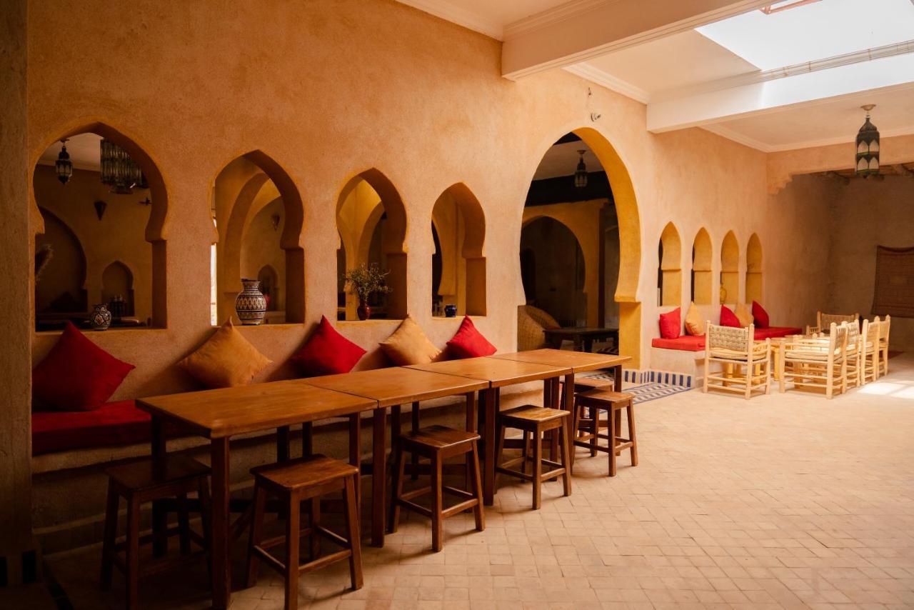 Riadsuerteloca Merzouga Hassilabied エクステリア 写真 The interior of a Moroccan restaurant