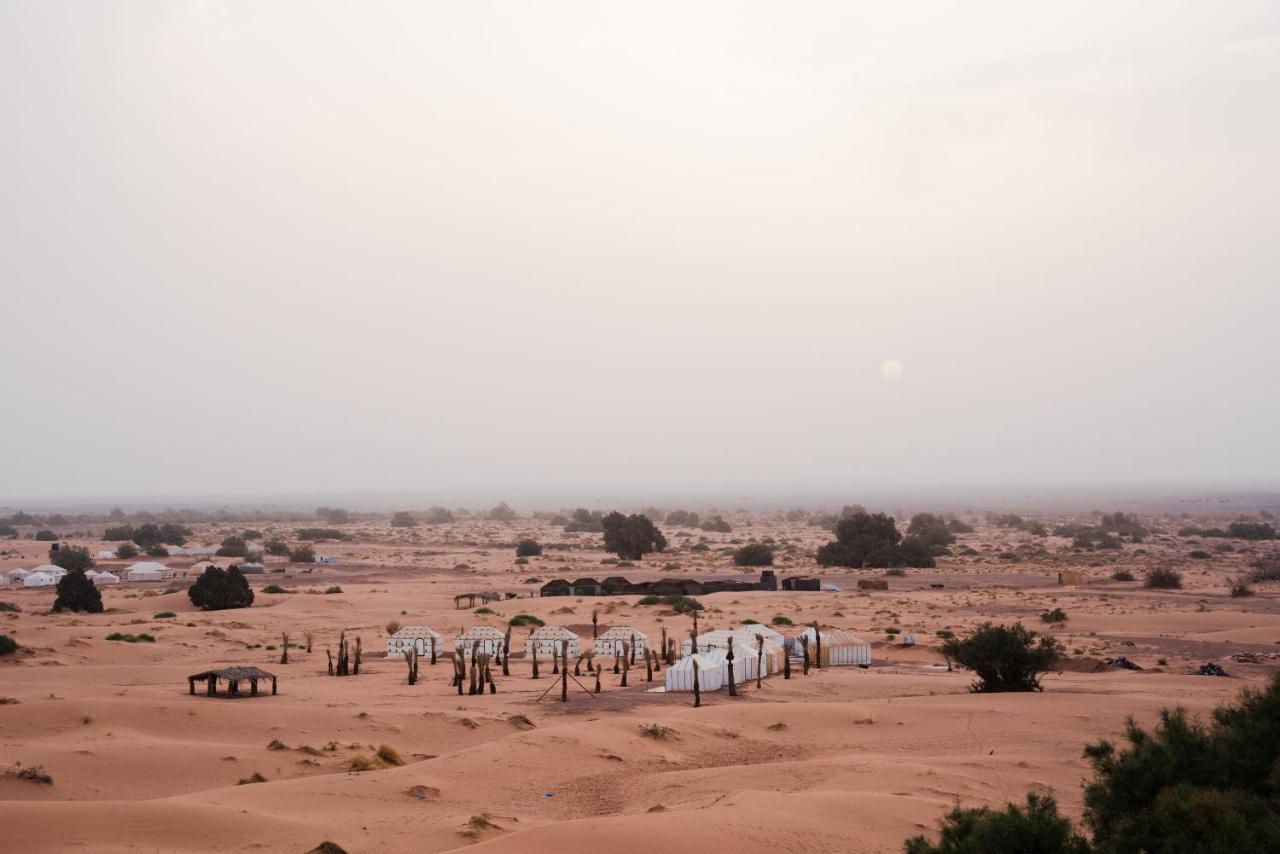 Riadsuerteloca Merzouga Hassilabied エクステリア 写真 A camp in the desert