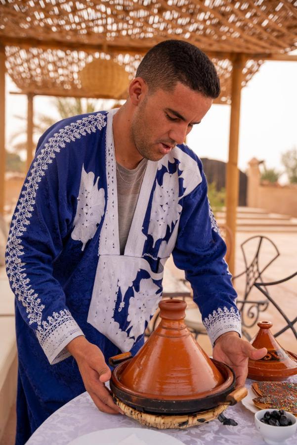 Riadsuerteloca Merzouga Hassilabied エクステリア 写真 A Moroccan Jew wearing a blue talit