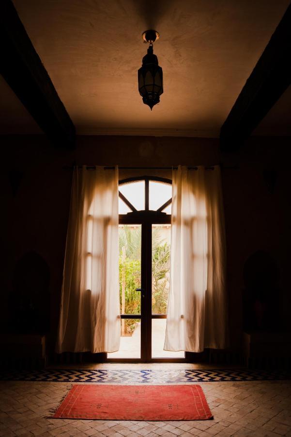 Riadsuerteloca Merzouga Hassilabied エクステリア 写真 Window with curtains