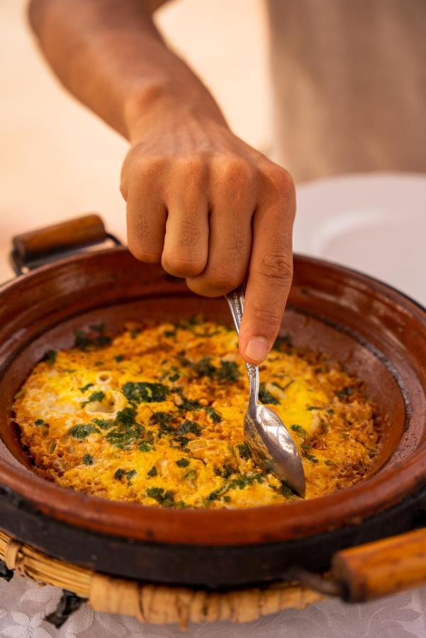 Riadsuerteloca Merzouga Hassilabied エクステリア 写真 A pot of couscous
