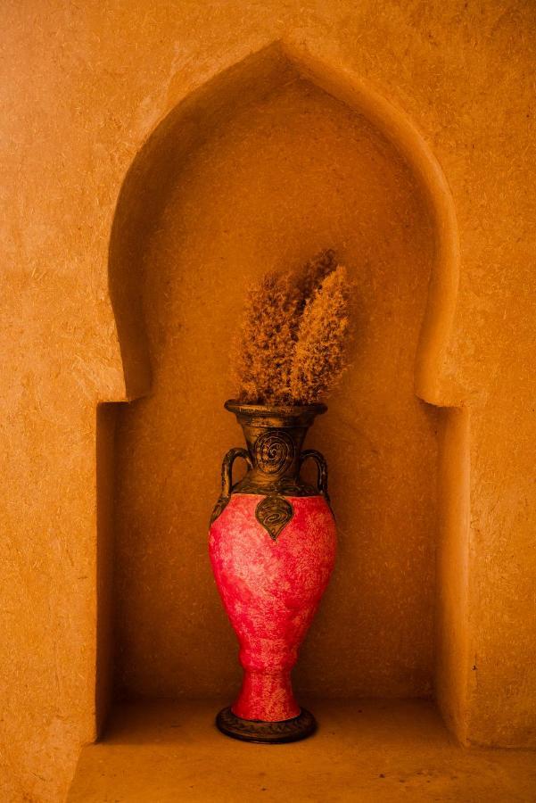 Riadsuerteloca Merzouga Hassilabied エクステリア 写真 Incense burner in the temple