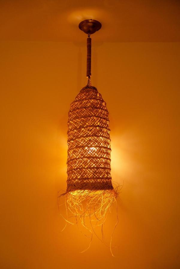 Riadsuerteloca Merzouga Hassilabied エクステリア 写真 A traditional lamp