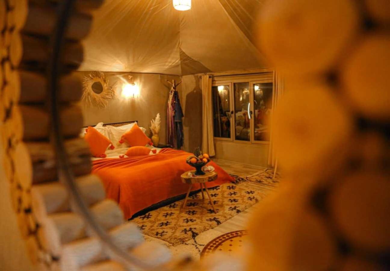 Riadsuerteloca Merzouga Hassilabied エクステリア 写真 A bedroom in a luxury tent