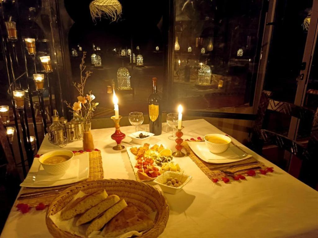 Riadsuerteloca Merzouga Hassilabied エクステリア 写真 A romantic dinner