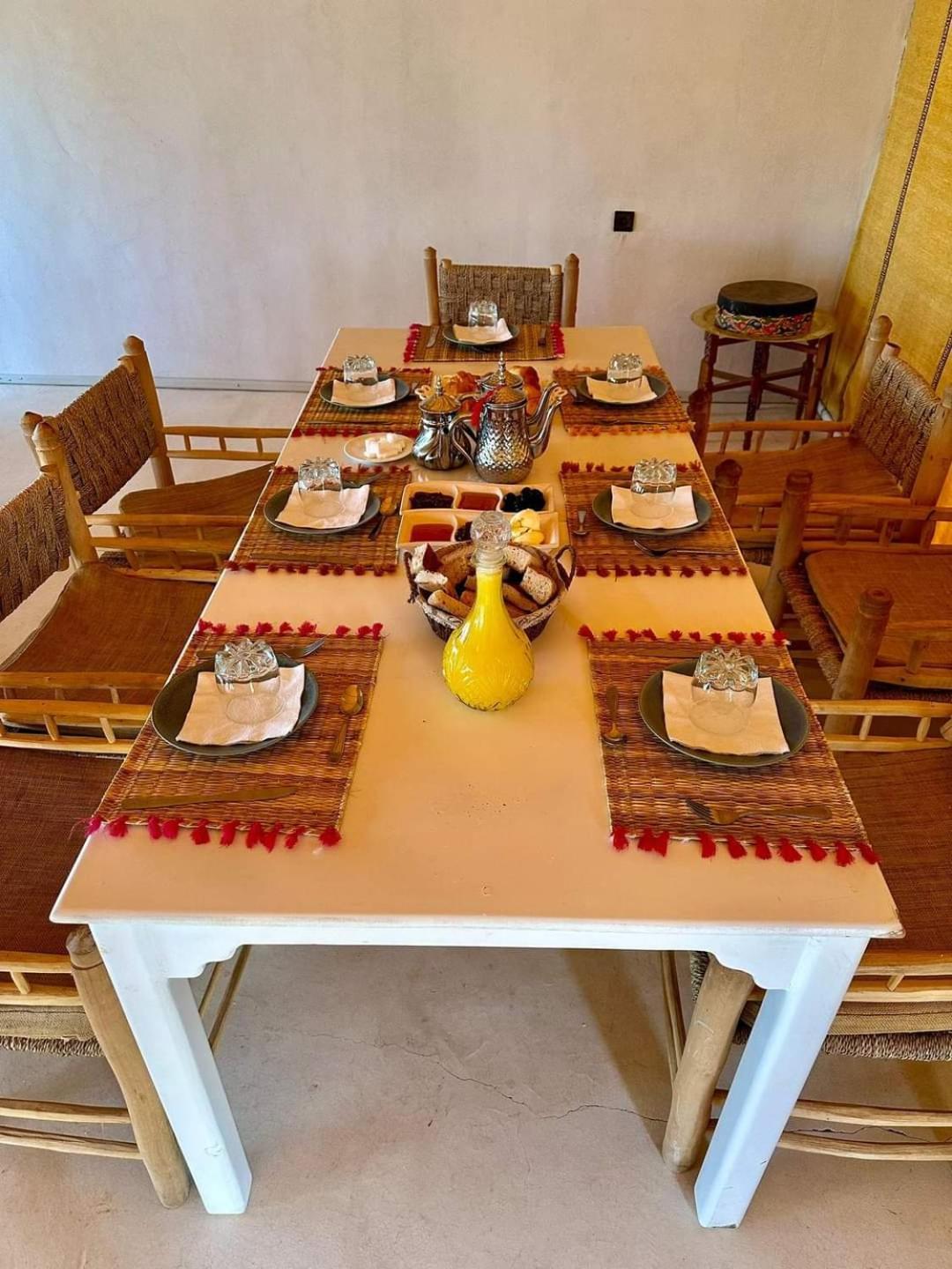 Riadsuerteloca Merzouga Hassilabied エクステリア 写真 A table set for a meal
