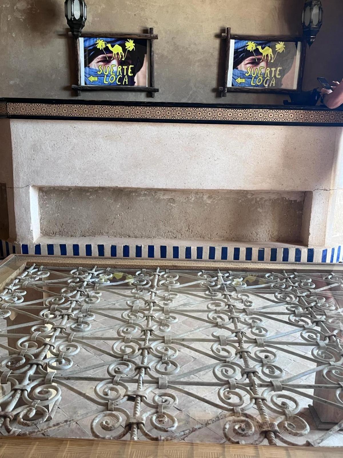 Riadsuerteloca Merzouga Hassilabied エクステリア 写真 A ceramic kiln with a blue-white glaze
