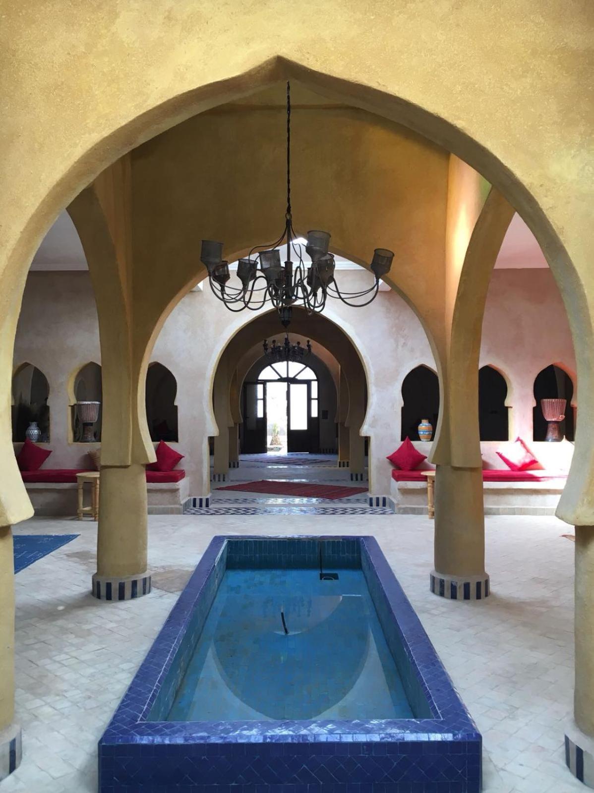 Riadsuerteloca Merzouga Hassilabied エクステリア 写真 Interior of a riad in Marrakech