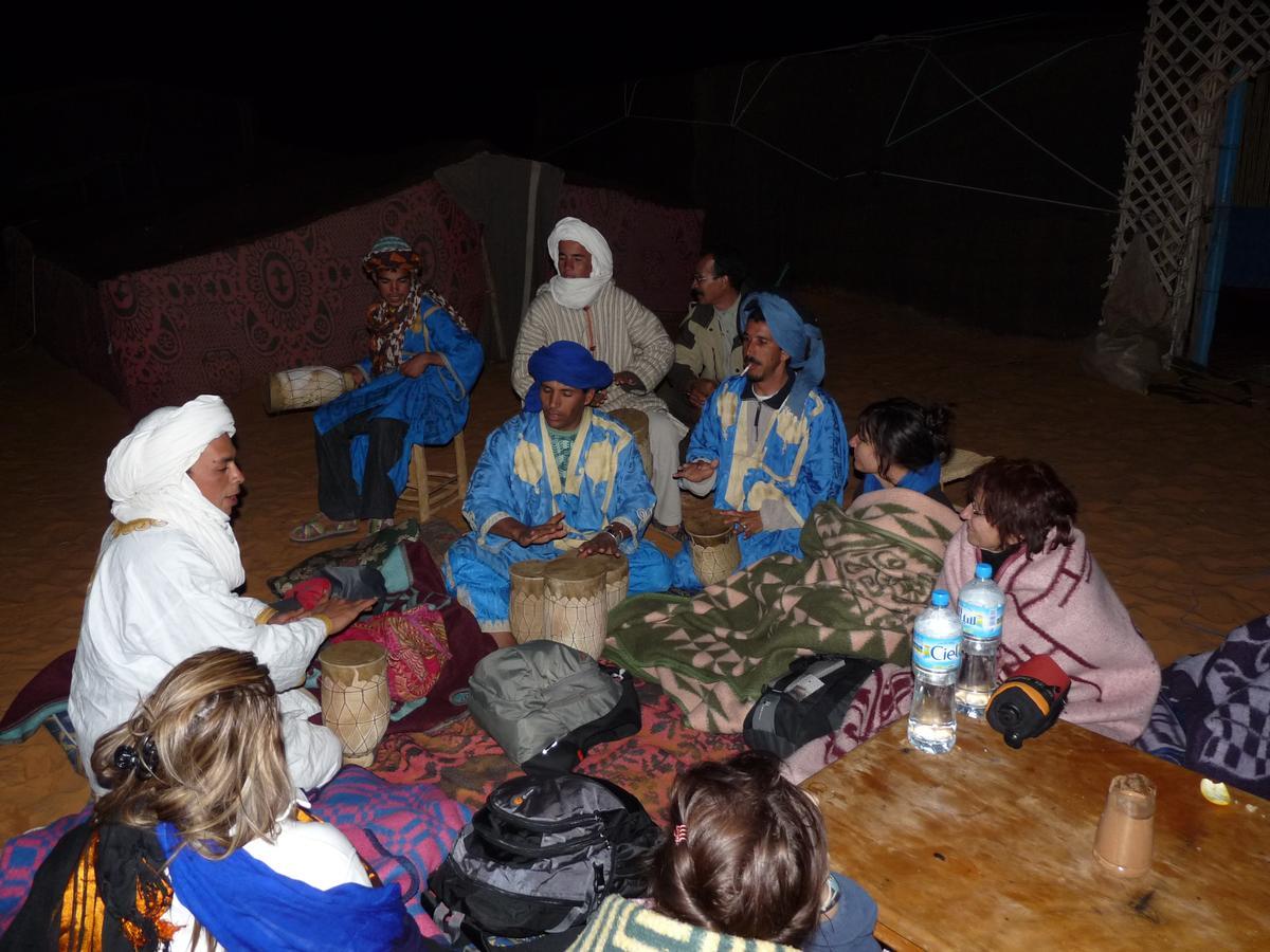 Riadsuerteloca Merzouga Hassilabied エクステリア 写真 Gnaou musicians in a desert camp