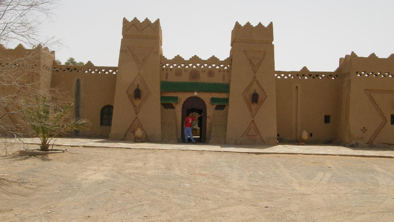 Riadsuerteloca Merzouga Hassilabied エクステリア 写真 The palace of the sultan of the Kanembu Empire in the 19th century