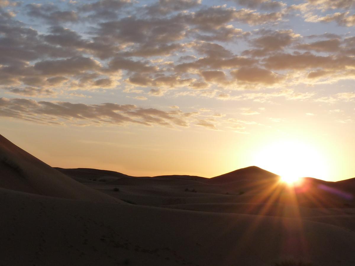 Riadsuerteloca Merzouga Hassilabied エクステリア 写真 Sunset over the dunes