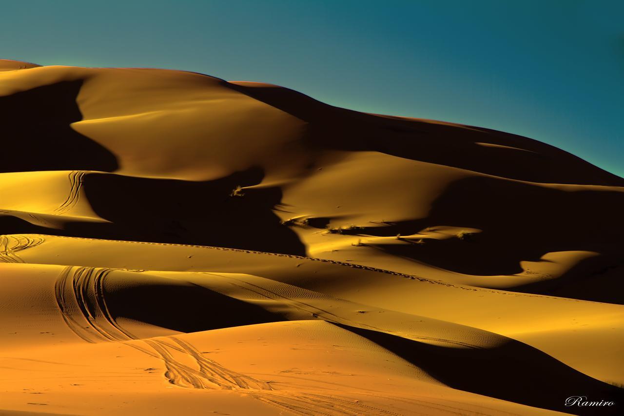 Riadsuerteloca Merzouga Hassilabied エクステリア 写真 Sand dunes in the Sahara